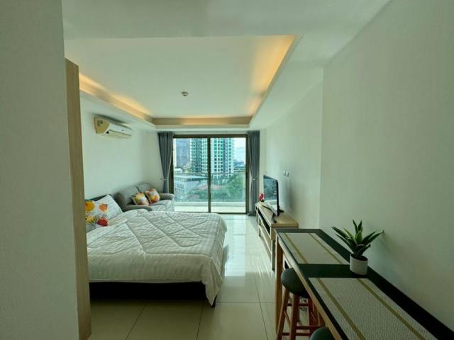 Studio with Sea and City Views / Vybavené studio s výhledem na moře a město